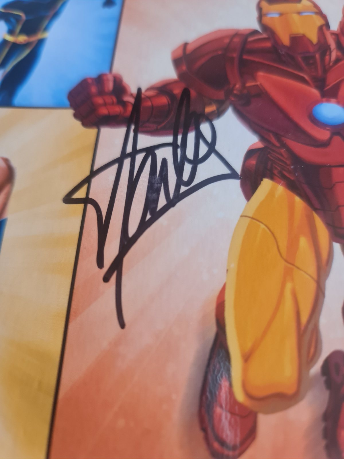 Livre Marvel avec autographe de Stanlee. Avengers X-Men