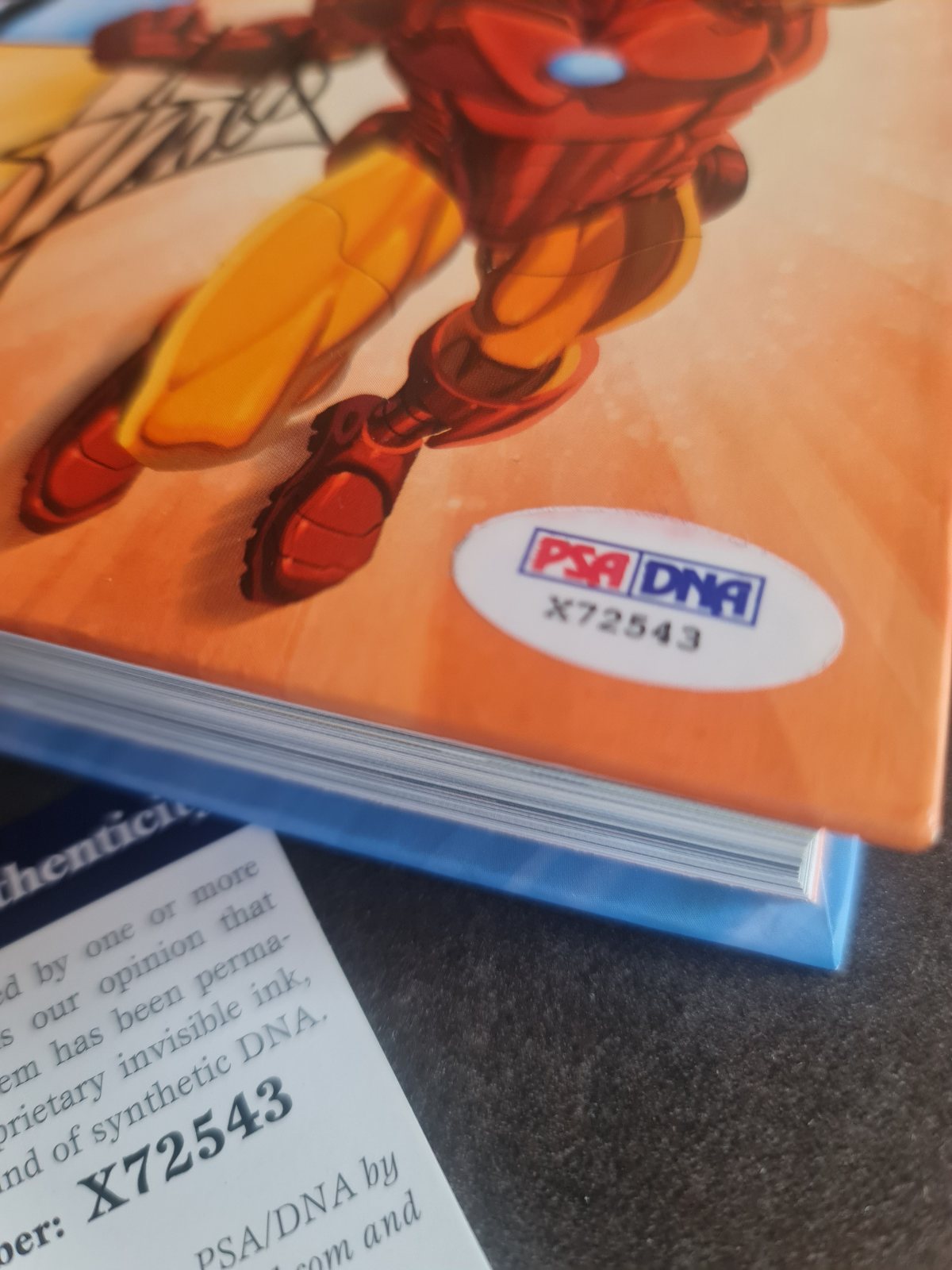 Livre Marvel avec autographe de Stanlee. Avengers X-Men