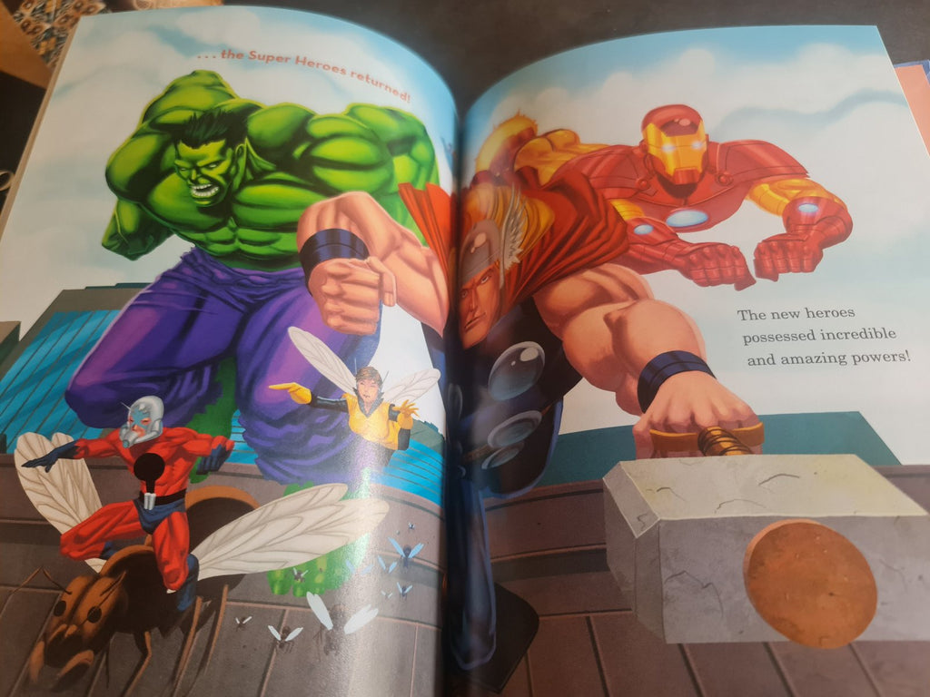 Livre Marvel avec autographe de Stanlee. Avengers X-Men