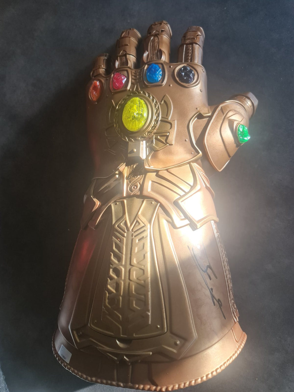 Gantelet de Thanos signé par Josh Brolin. Infinity War, EndGame. COA autographe Marvel Avengers