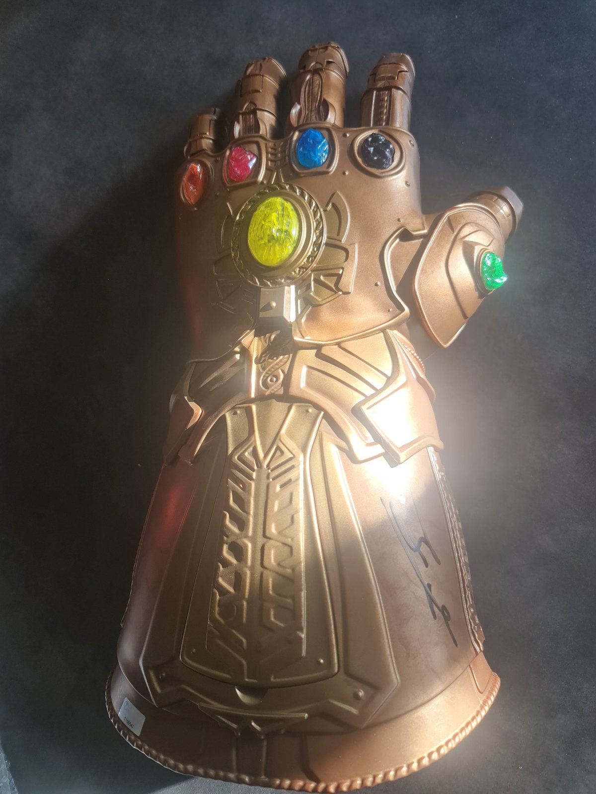 Gantelet de Thanos signé par Josh Brolin. Infinity War, EndGame. COA autographe Marvel Avengers