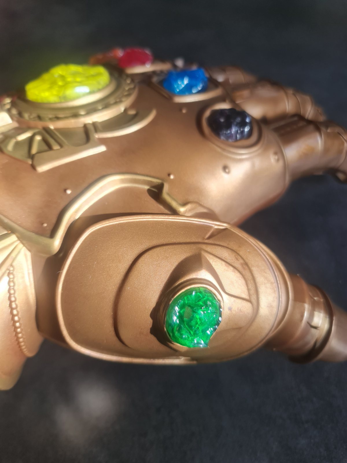 Gantelet de Thanos signé par Josh Brolin. Infinity War, EndGame. COA autographe Marvel Avengers
