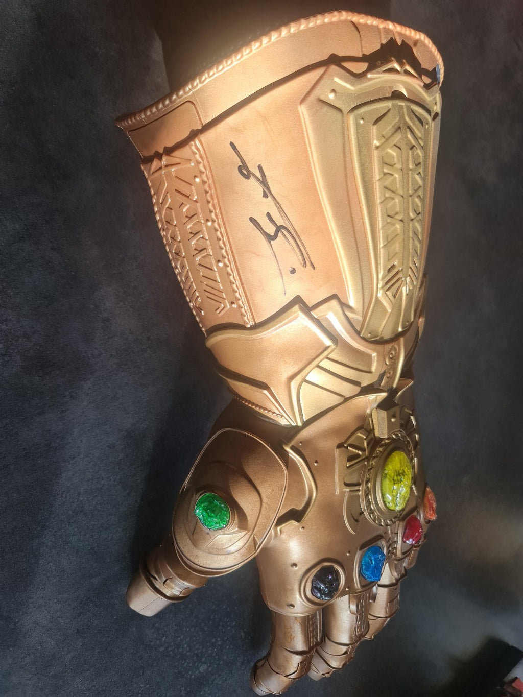 Gantelet de Thanos signé par Josh Brolin. Infinity War, EndGame. COA autographe Marvel Avengers