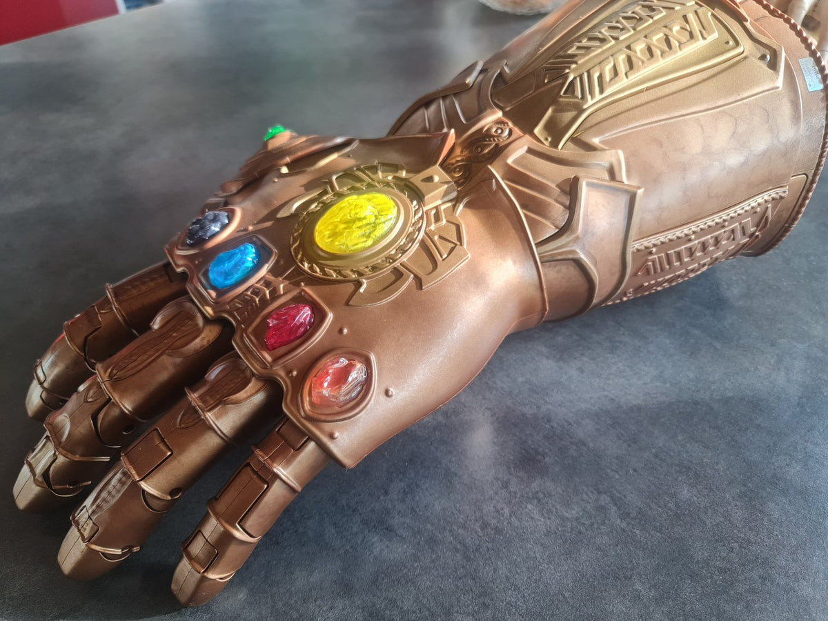 Gantelet de Thanos signé par Josh Brolin. Infinity War, EndGame. COA autographe Marvel Avengers