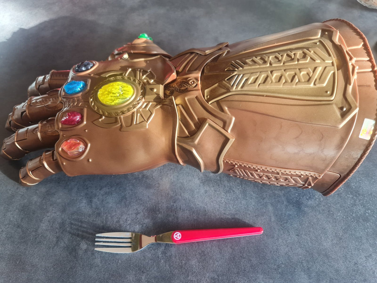 Gantelet de Thanos signé par Josh Brolin. Infinity War, EndGame. COA autographe Marvel Avengers