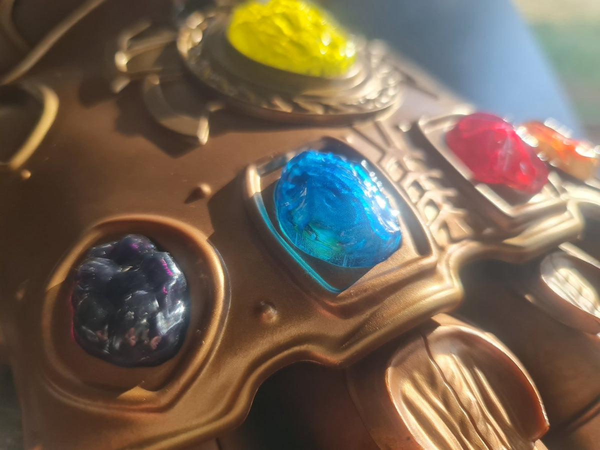 Gantelet de Thanos signé par Josh Brolin. Infinity War, EndGame. COA autographe Marvel Avengers