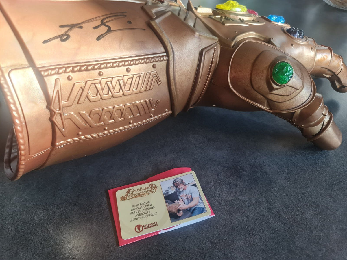 Gantelet de Thanos signé par Josh Brolin. Infinity War, EndGame. COA autographe Marvel Avengers