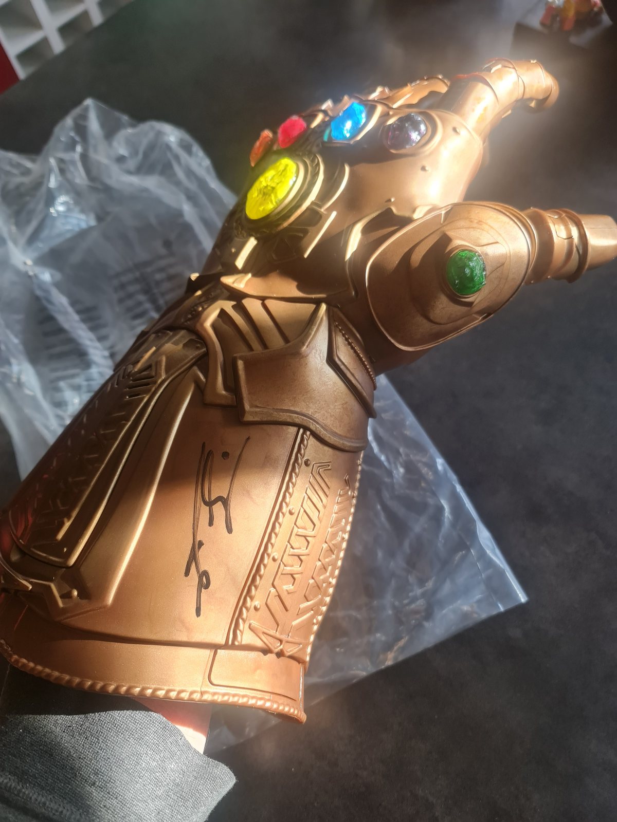 Gantelet de Thanos signé par Josh Brolin. Infinity War, EndGame. COA autographe Marvel Avengers