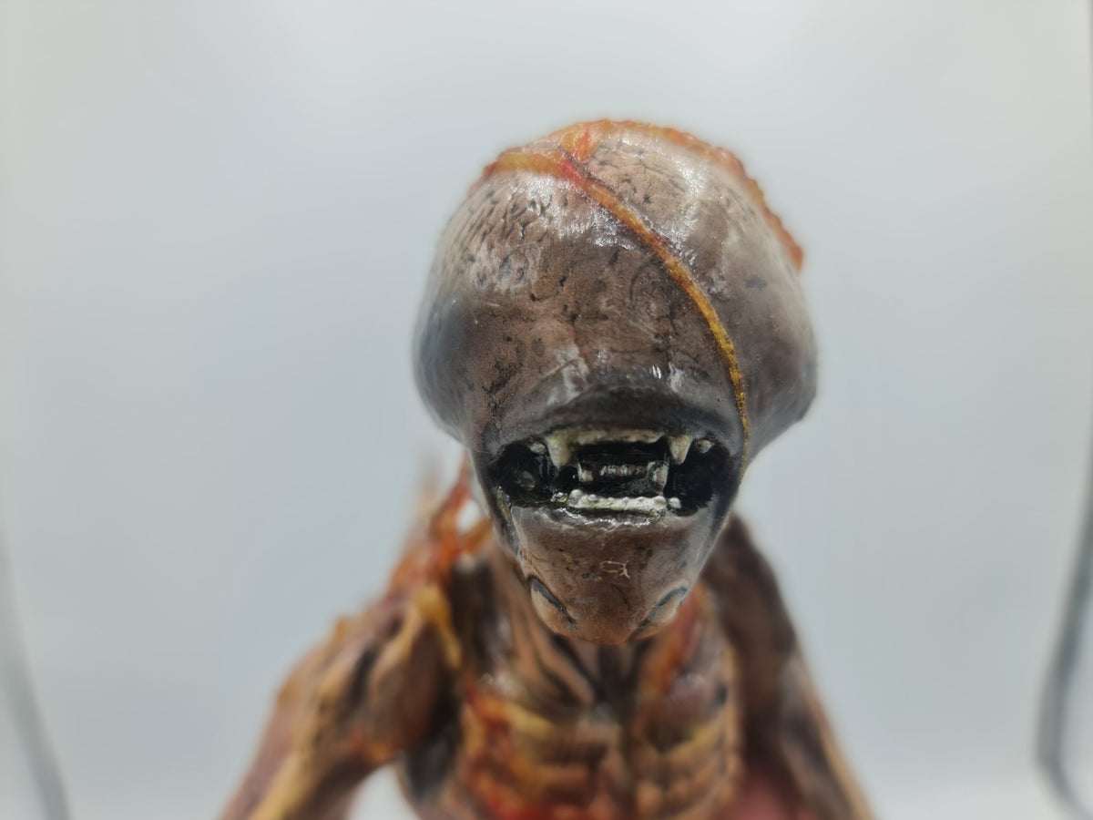 Alien Dog burster statuette