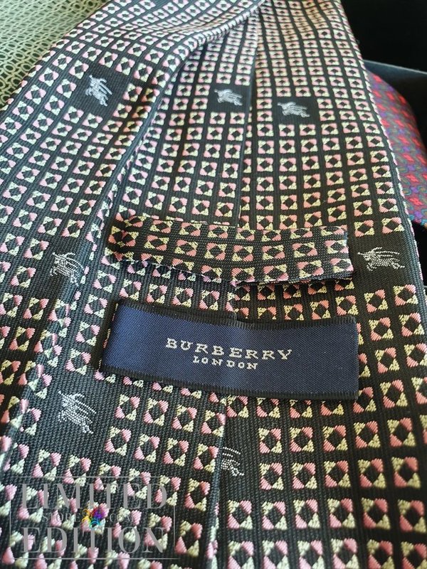 23 cravates Yves Saint-Laurent, Burberry's, Cerruti, Hugo Boss...