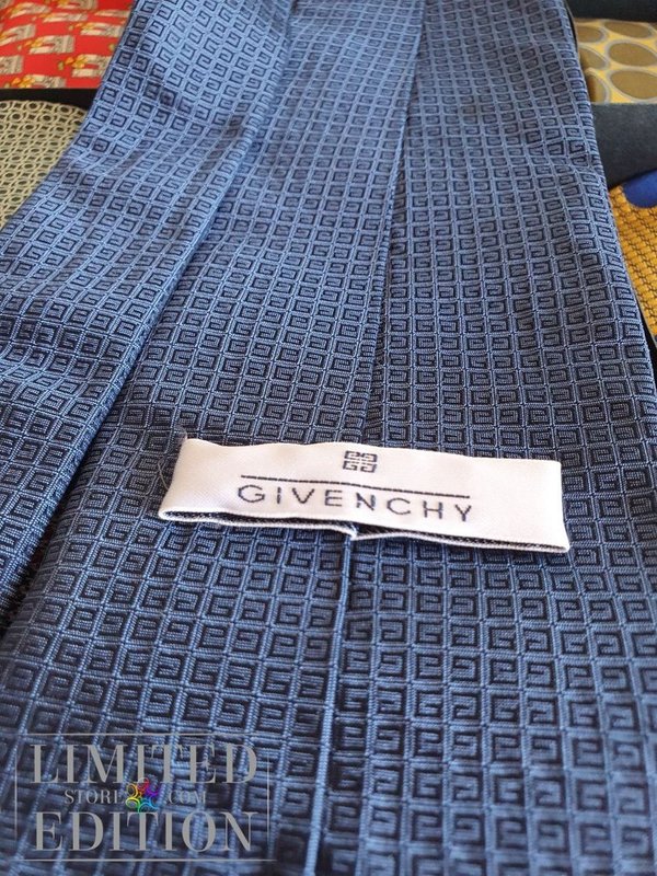 23 cravates Yves Saint-Laurent, Burberry's, Cerruti, Hugo Boss...