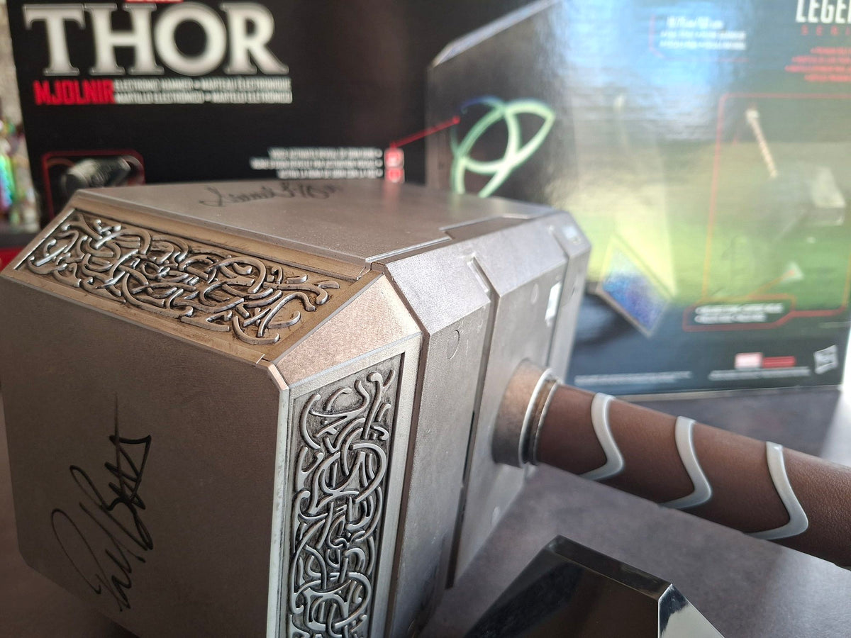 Marteau de Thor Mjolnir signé par 4 Avengers. MARVEL