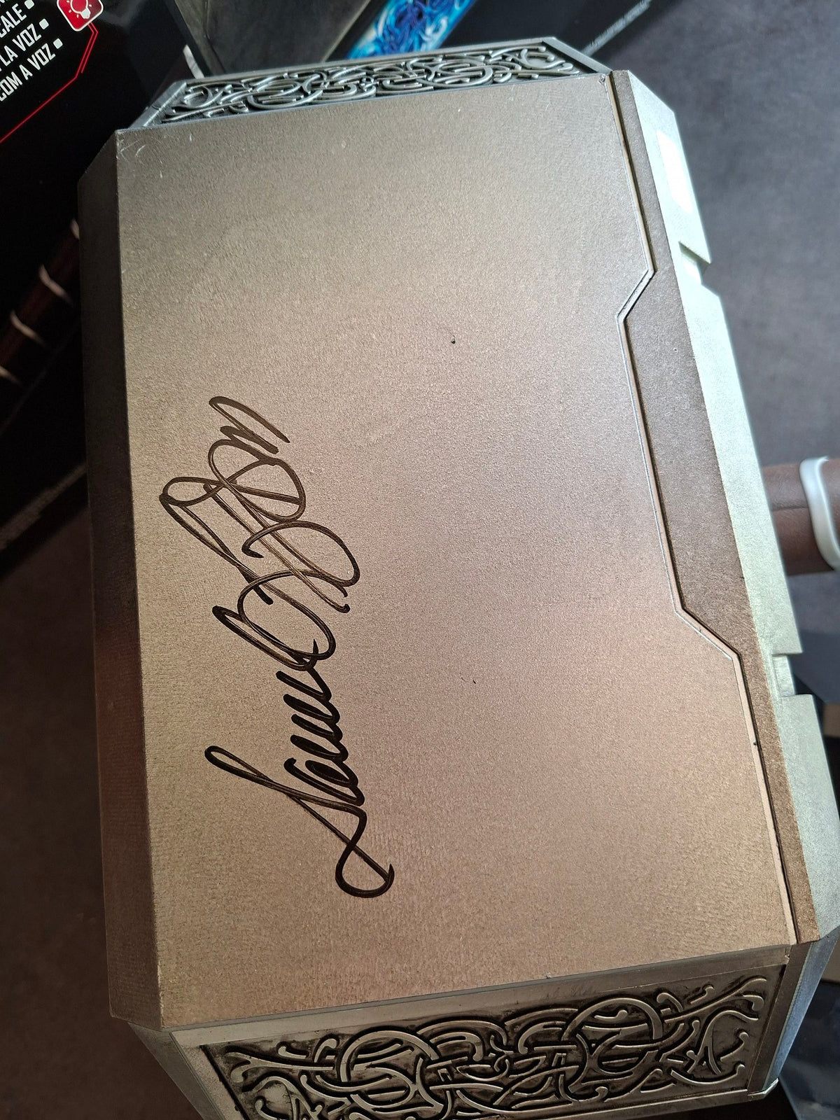 Marteau de Thor Mjolnir signé par 4 Avengers. MARVEL