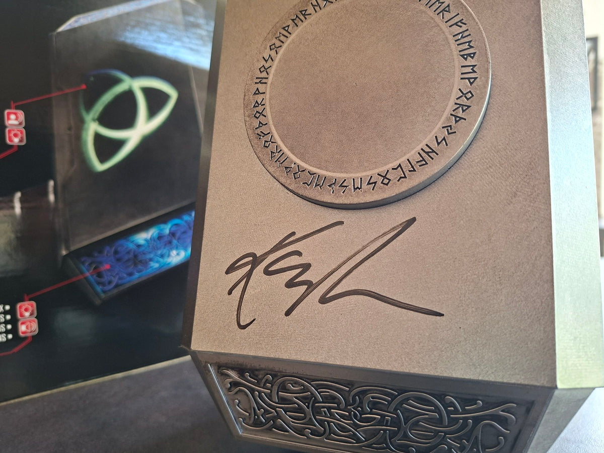 Marteau de Thor Mjolnir signé par 4 Avengers. MARVEL