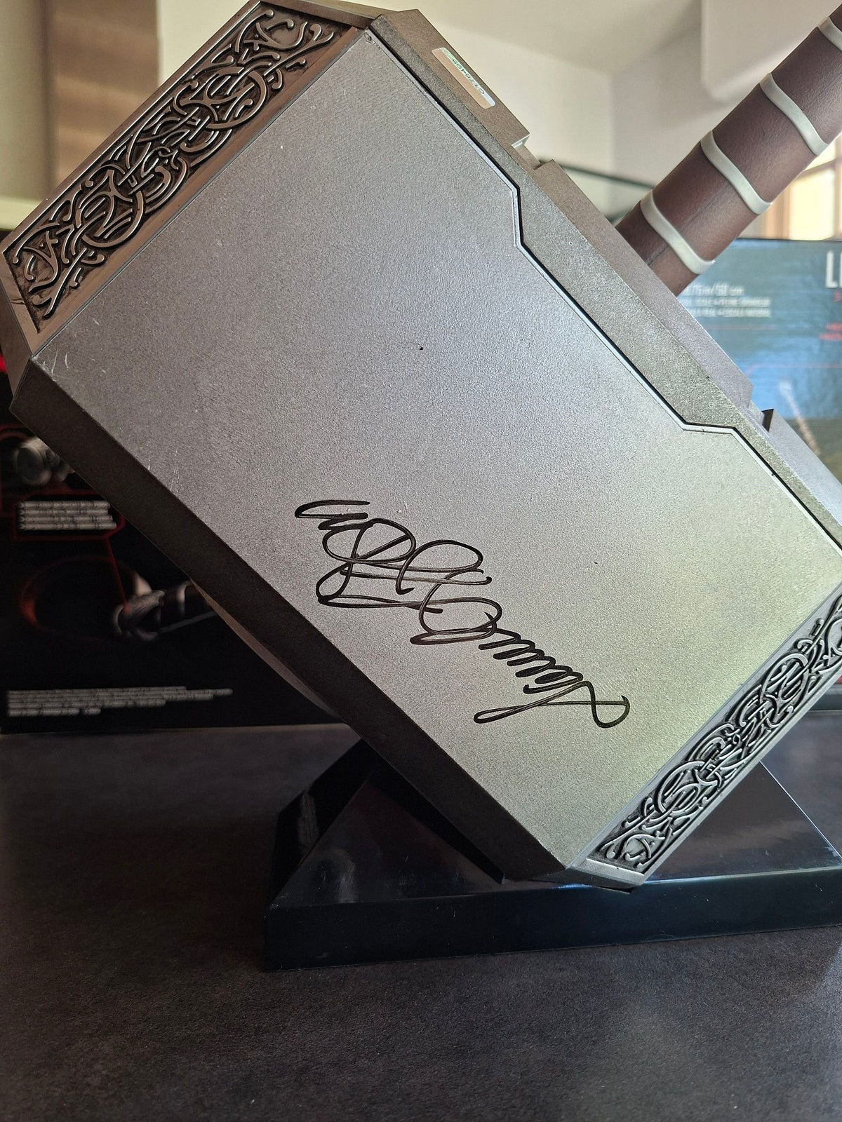 Marteau de Thor Mjolnir signé par 4 Avengers. MARVEL
