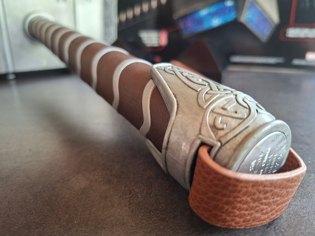 Marteau de Thor Mjolnir signé par 4 Avengers. MARVEL
