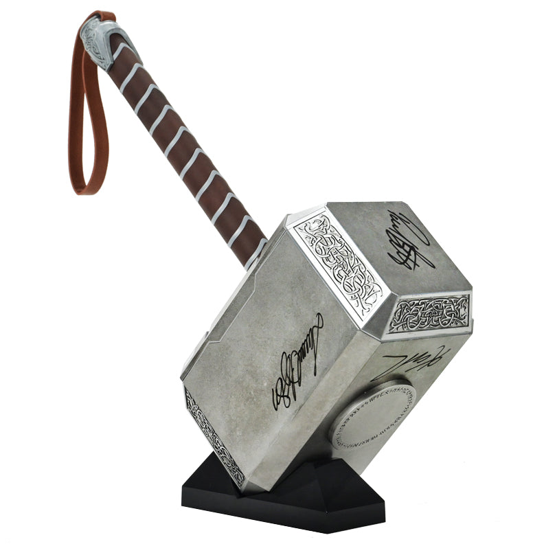 Marteau de Thor Mjolnir signé par 4 Avengers. MARVEL