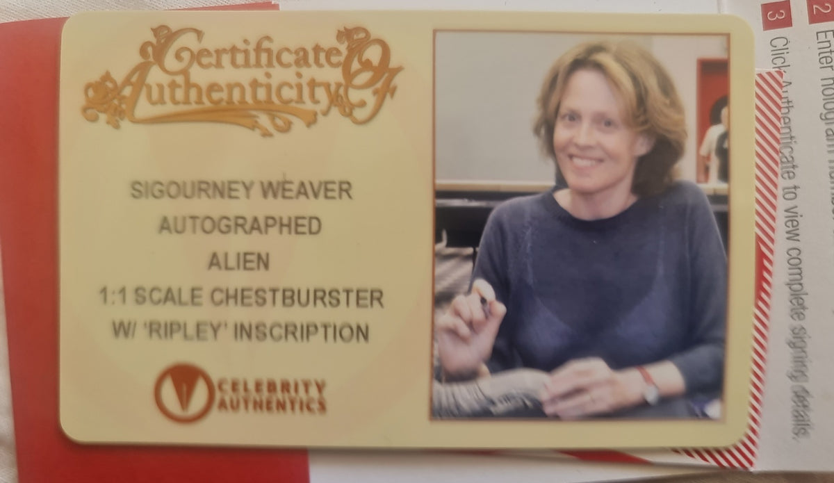 ALIEN taille réelle signé par Sigourney Weaver. Certificat avec photo et hologramme.