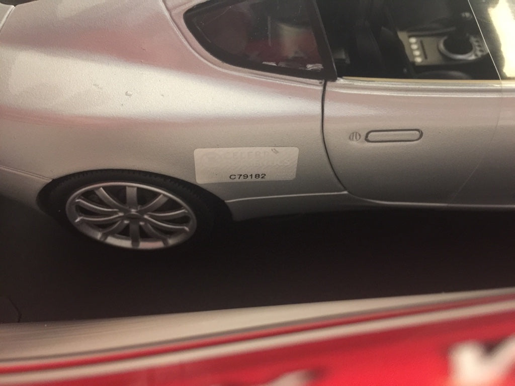 Aston Martin DB9 AUTOGRAPHE Daniel Craig James Bond 007