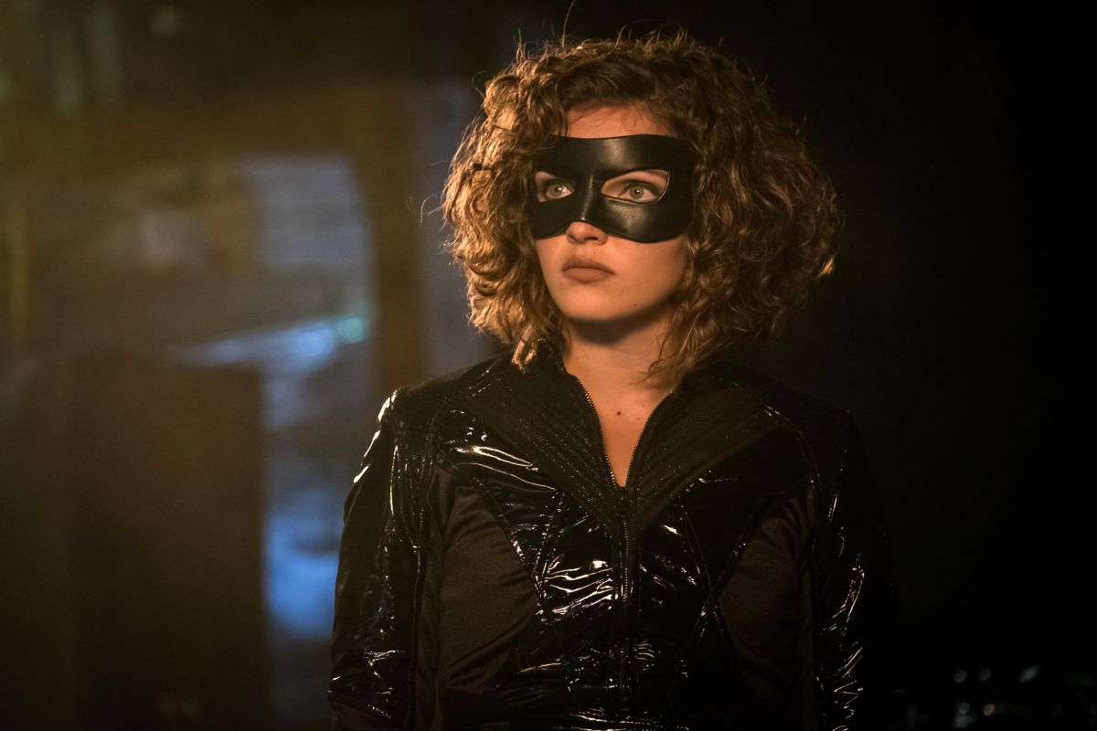 Photo 20x25 GOTHAM Batman signée CAMREN BICONDOVA Selina