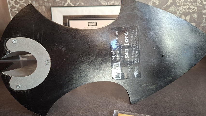 Autographe de Chris Hemsworth + Mjolnir édition limitée - Celebrity Authentics Marvel Avengers