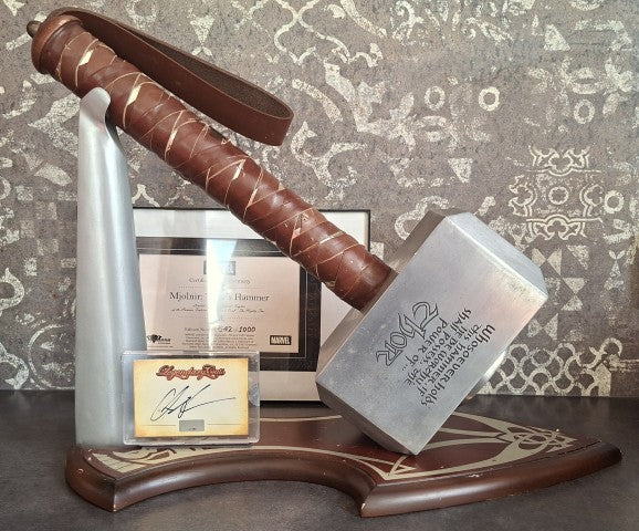 Autographe de Chris Hemsworth + Mjolnir édition limitée - Celebrity Authentics Marvel Avengers