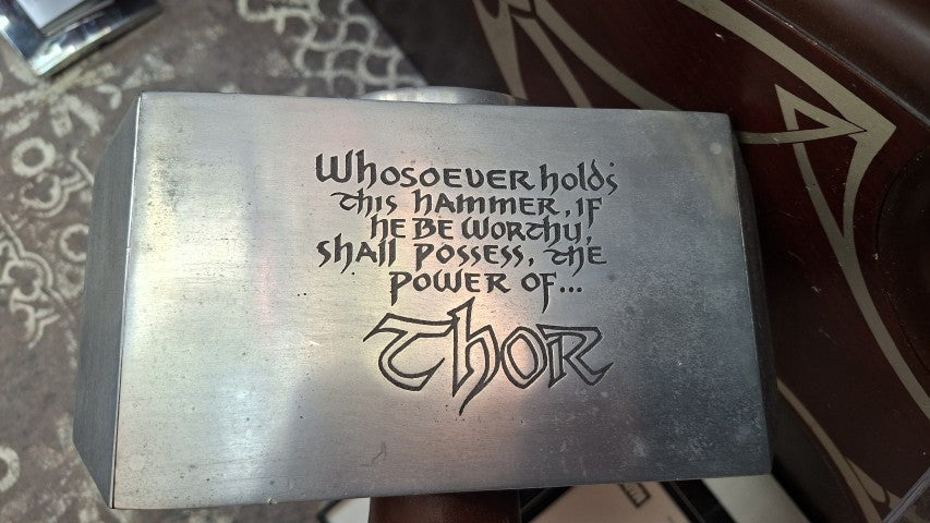 Autographe de Chris Hemsworth + Mjolnir édition limitée - Celebrity Authentics Marvel Avengers