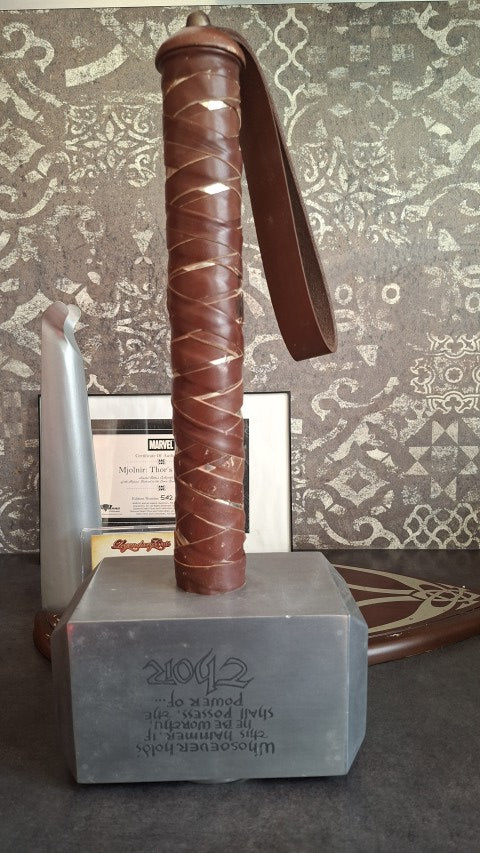 Autographe de Chris Hemsworth + Mjolnir édition limitée - Celebrity Authentics Marvel Avengers