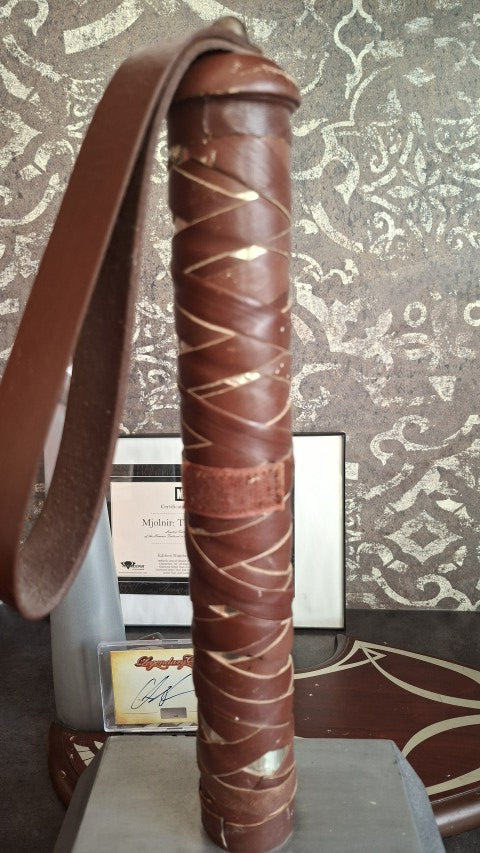 Autographe de Chris Hemsworth + Mjolnir édition limitée - Celebrity Authentics Marvel Avengers