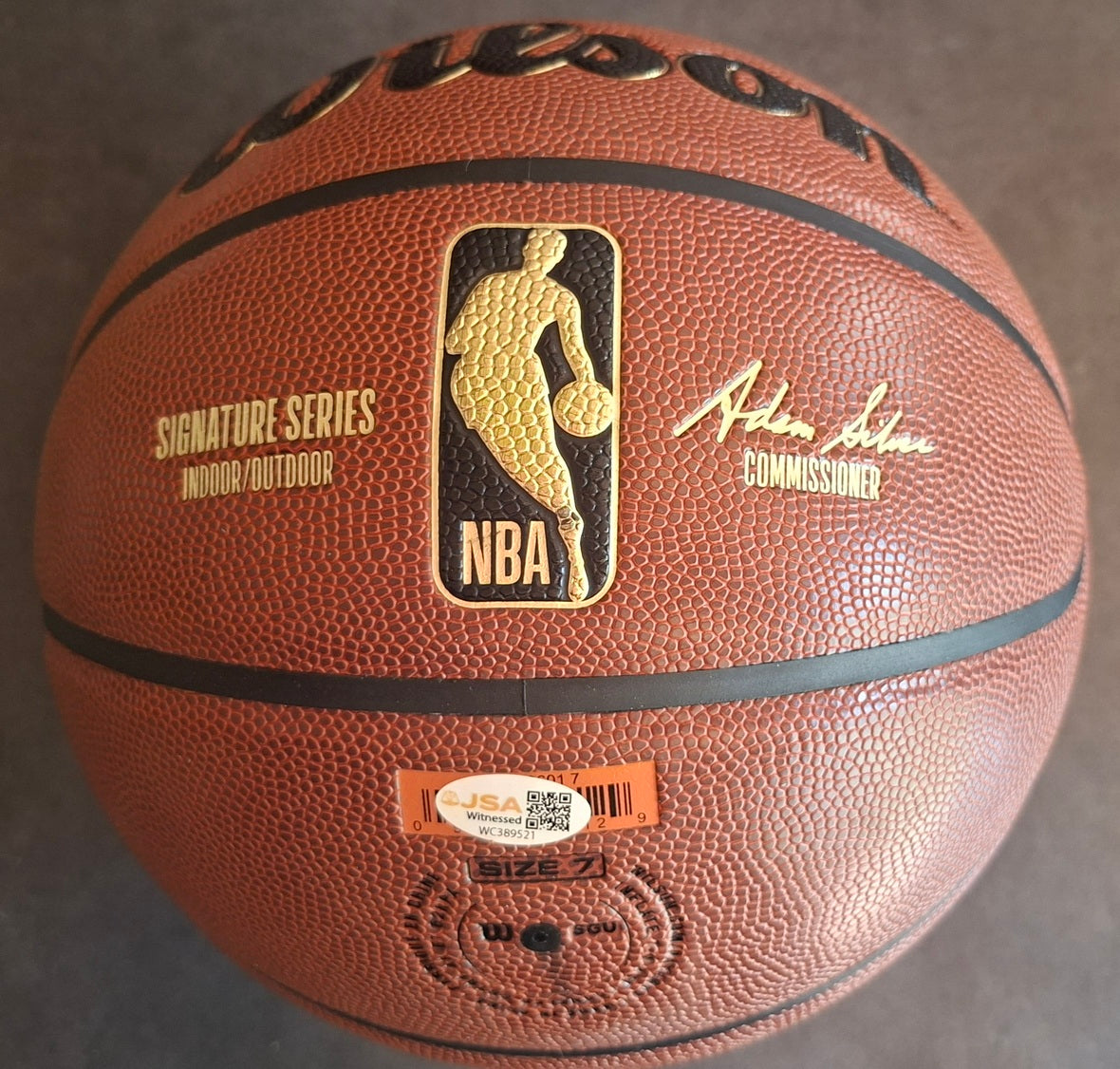 Ballon de basket signé par Shaquille O'Neal