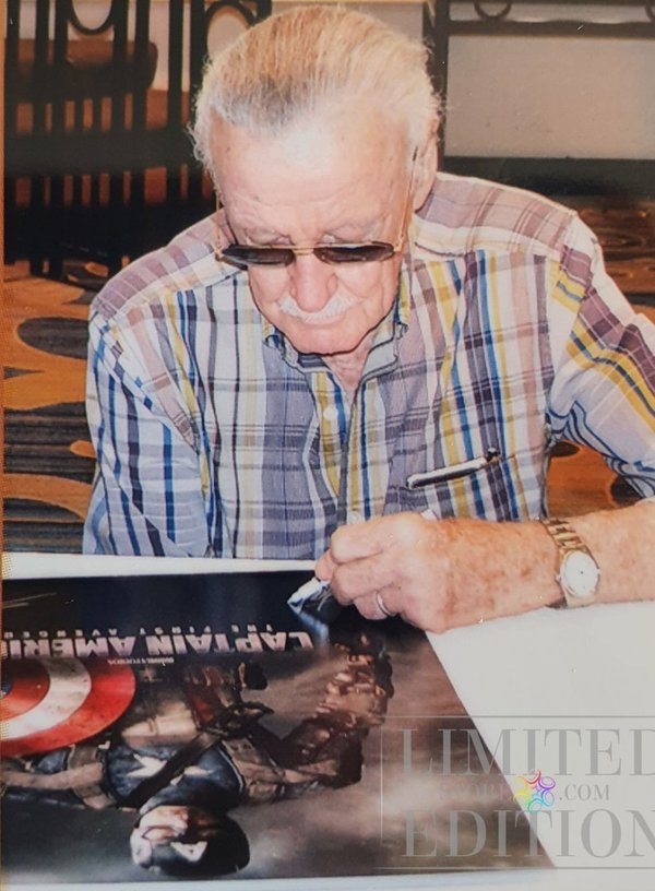 PIECE MAITRESSE Poster Captain America signé par Chris Evans, Stan Lee et Joe Simon Marvel Avengers