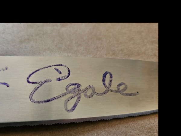 Chucky, couteau signé par l'acteur dans la poupée !