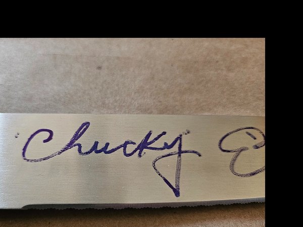 Chucky, couteau signé par l'acteur dans la poupée !
