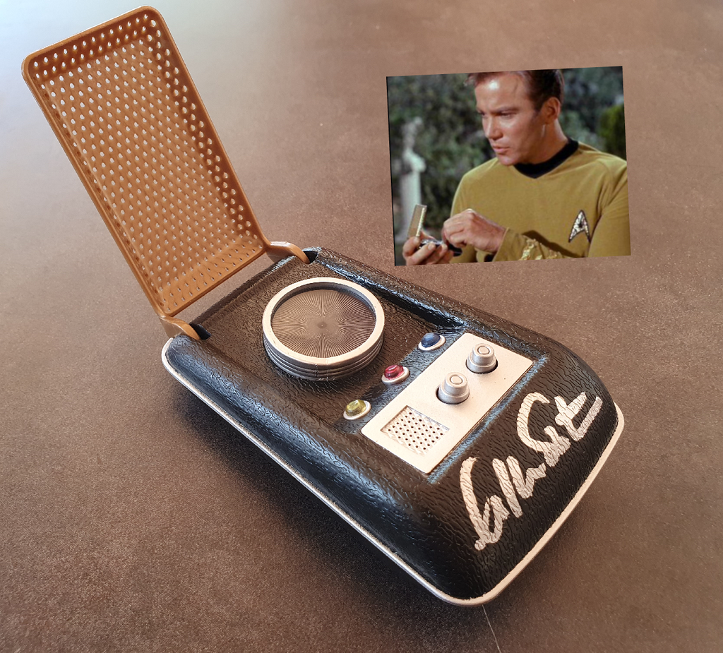 William Shatner autographe un communicateur de Star Trek