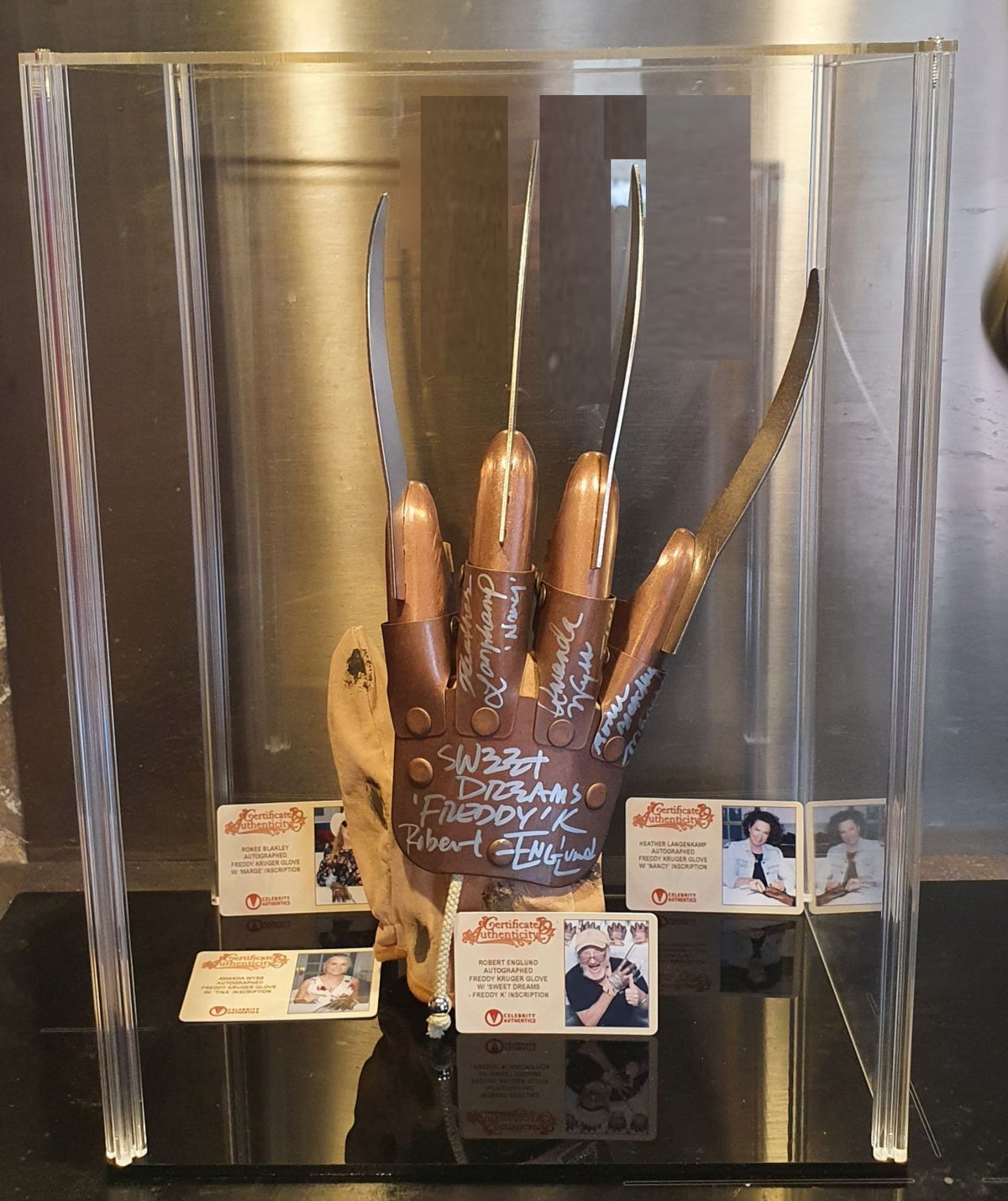 Gant de Freddy Krueger 4 signatures ! Photos des acteurs