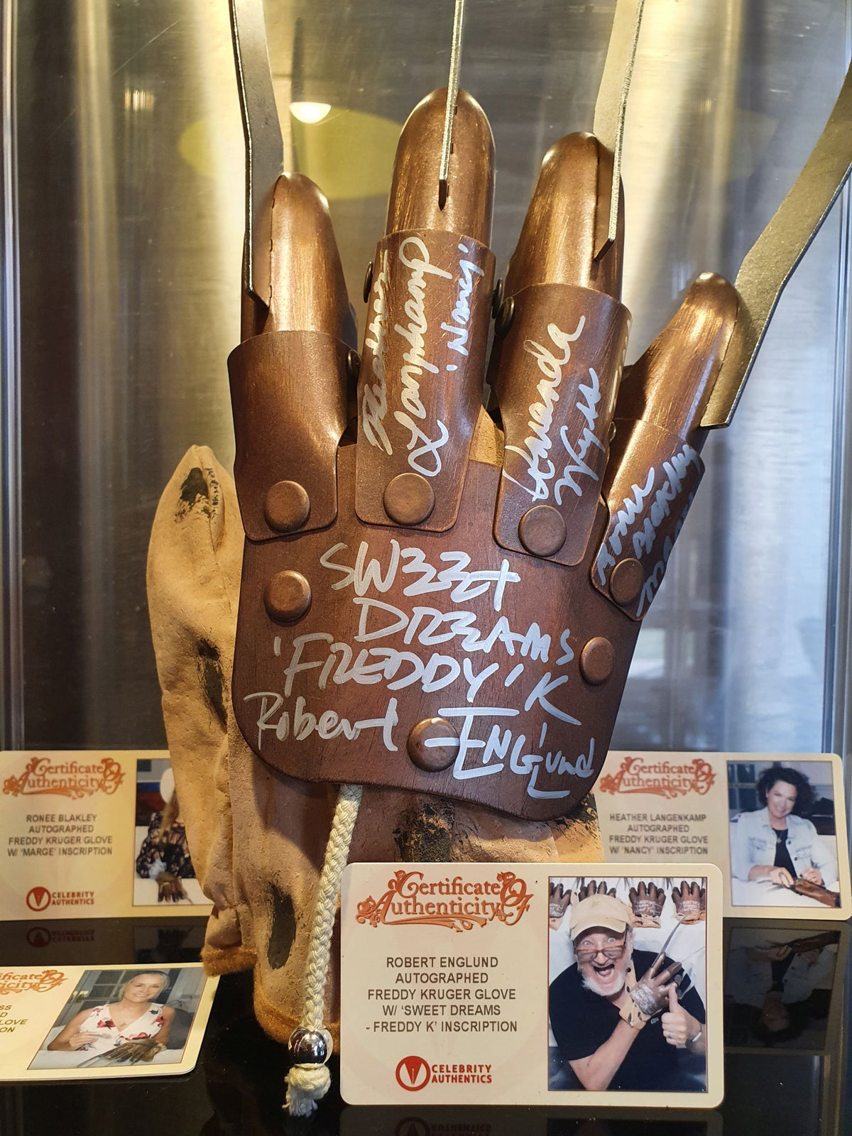 Gant de Freddy Krueger 4 signatures ! Photos des acteurs
