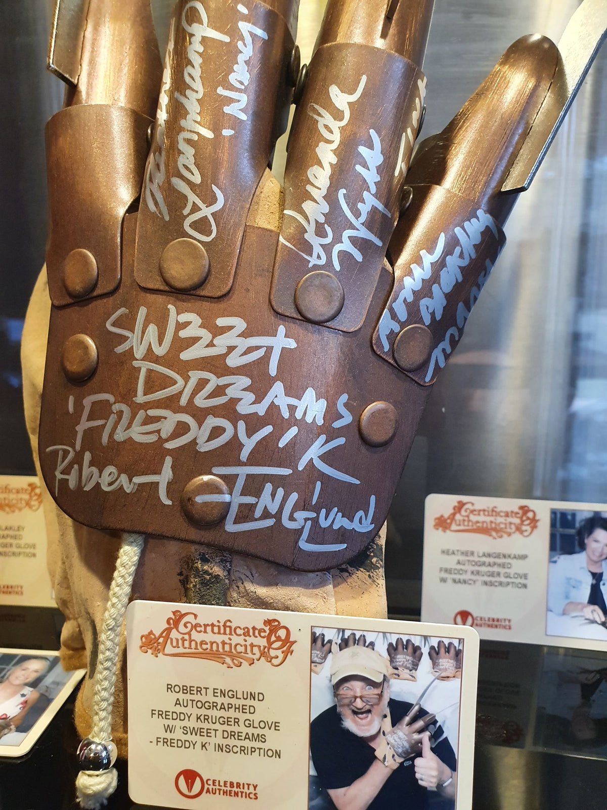 Gant de Freddy Krueger 4 signatures ! Photos des acteurs