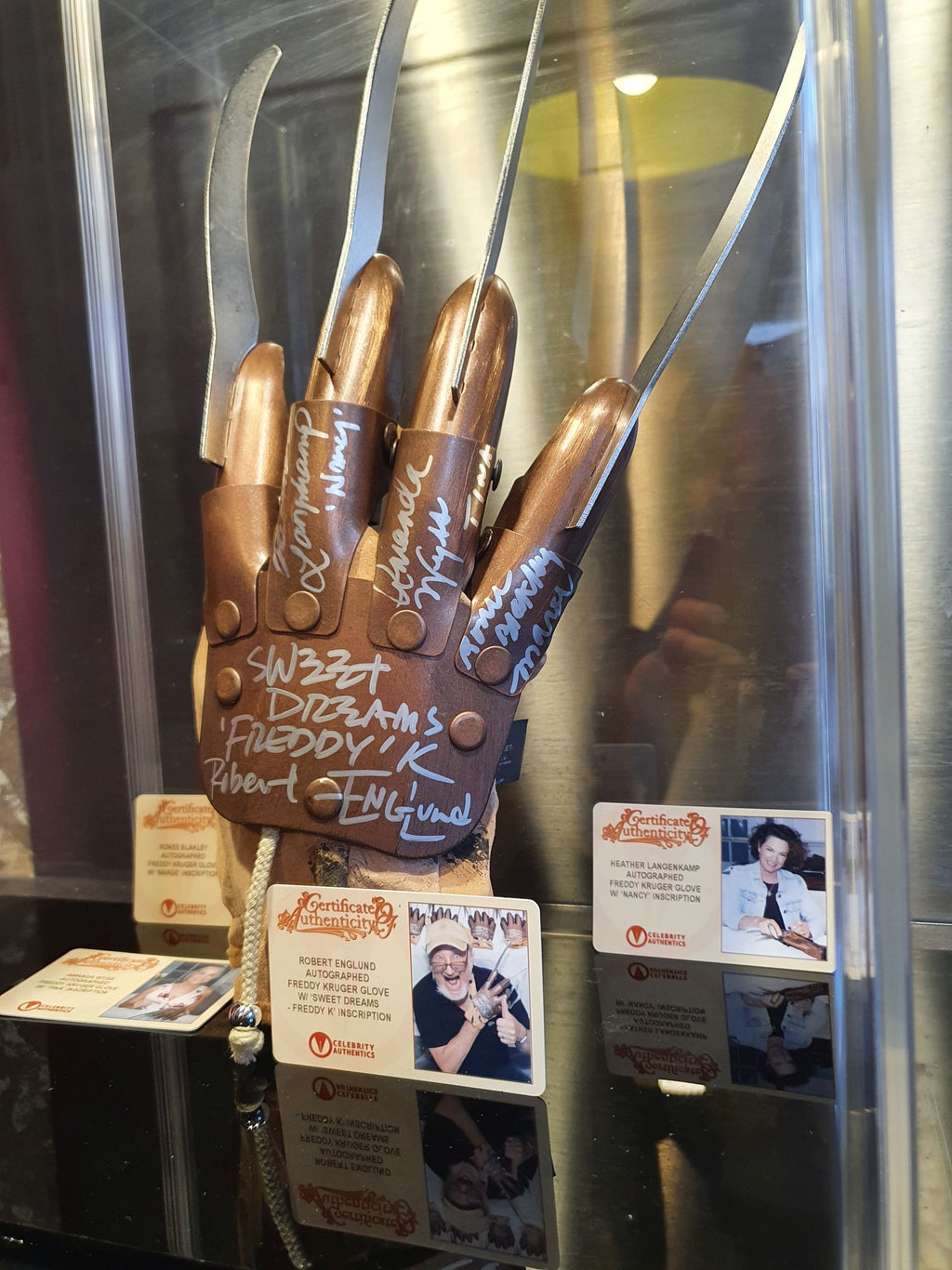 Gant de Freddy Krueger 4 signatures ! Photos des acteurs
