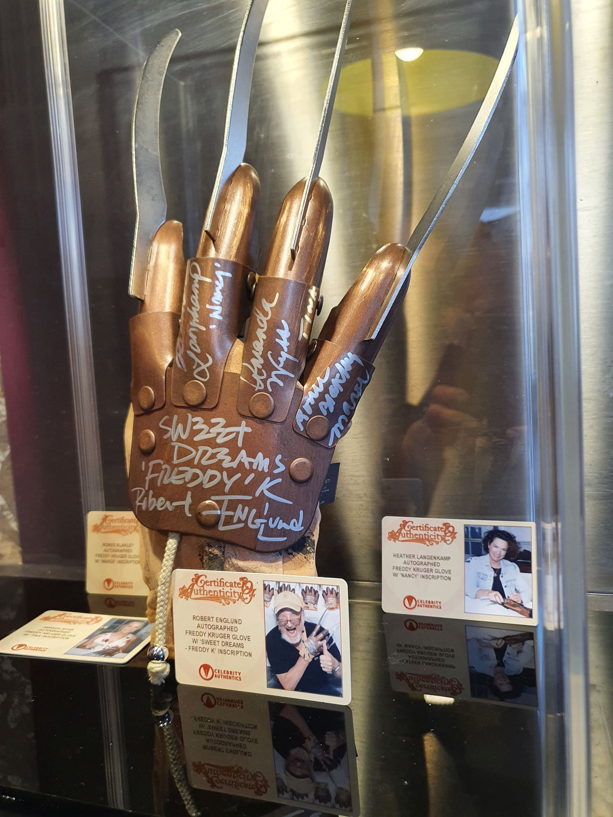 Gant de Freddy Krueger 4 signatures ! Photos des acteurs
