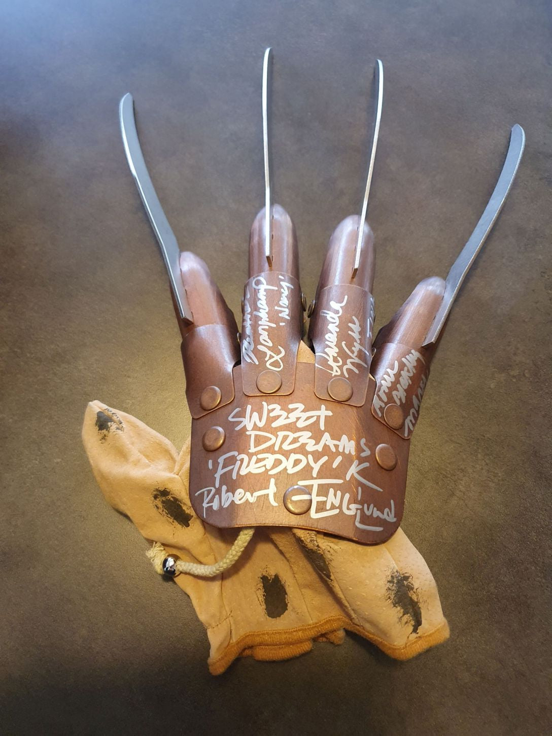 Gant de Freddy Krueger 4 signatures ! Photos des acteurs