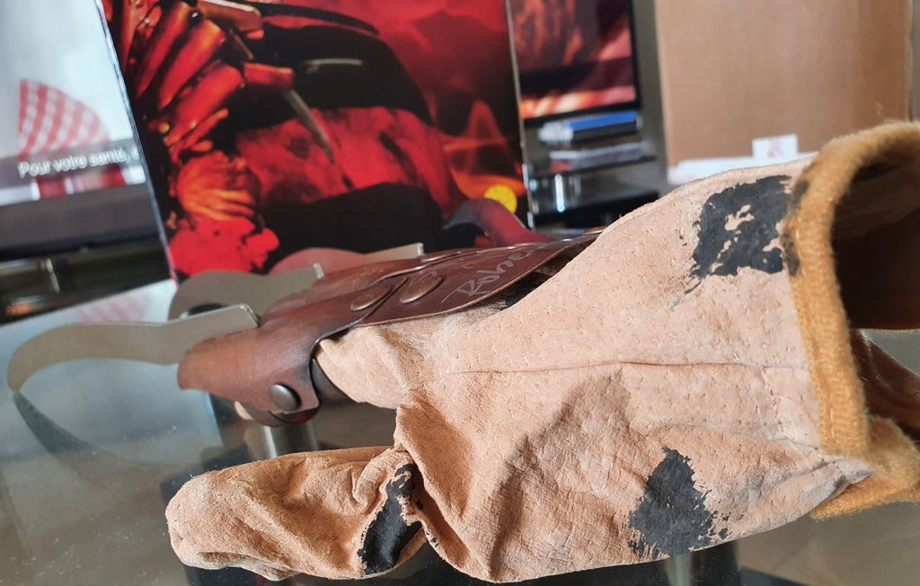 Gant de Freddy Krueger signé par Robert Englund