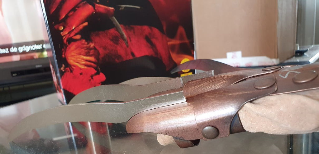 Gant de Freddy Krueger signé par Robert Englund