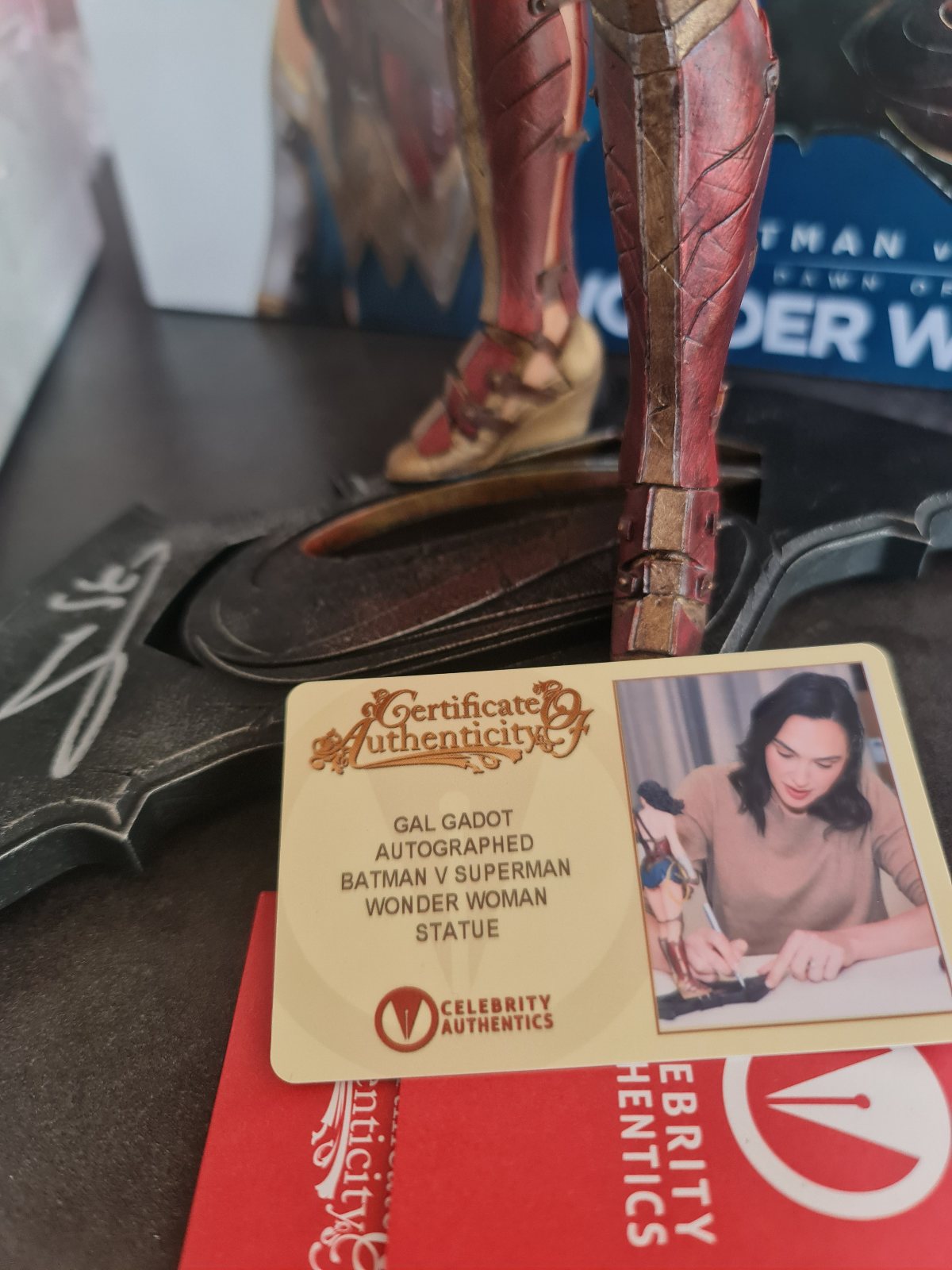 Wonder Woman statuette signée par Gal Gadot DC Collectibles 33cm