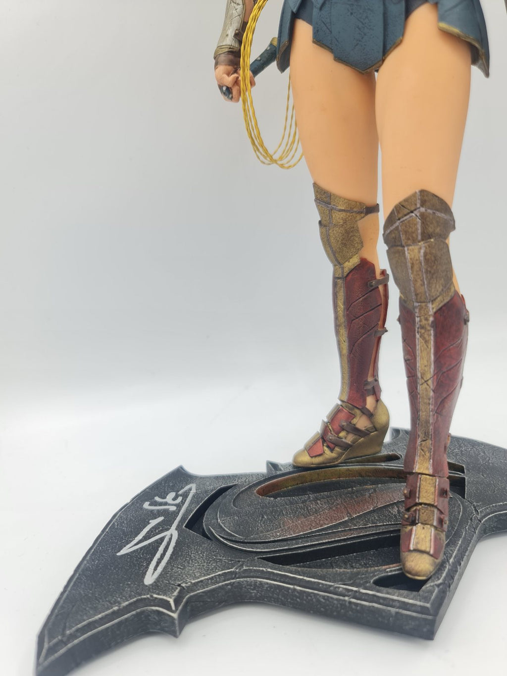 Wonder Woman statuette signée par Gal Gadot DC Collectibles 33cm