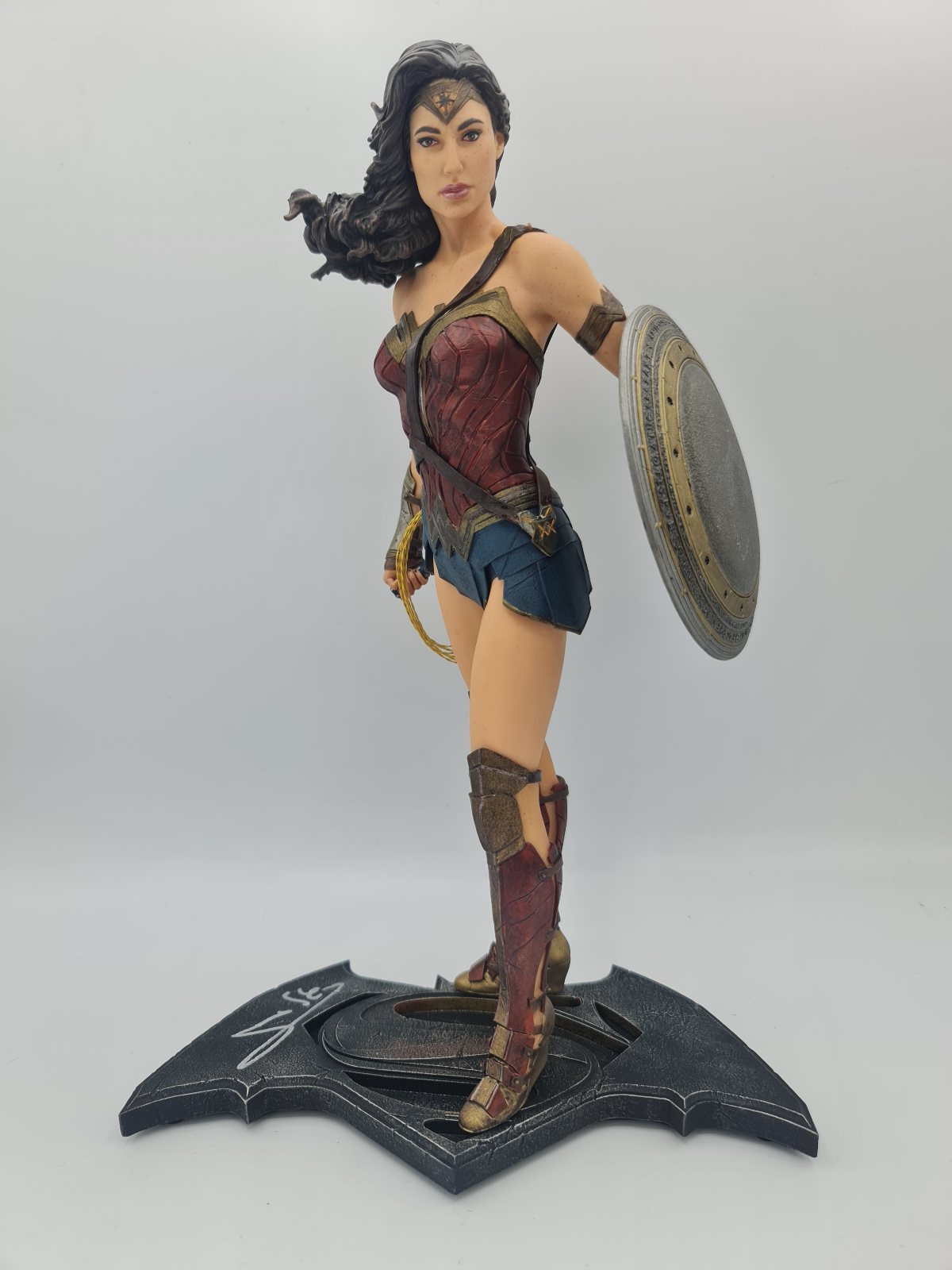 Wonder Woman statuette signée par Gal Gadot DC Collectibles 33cm