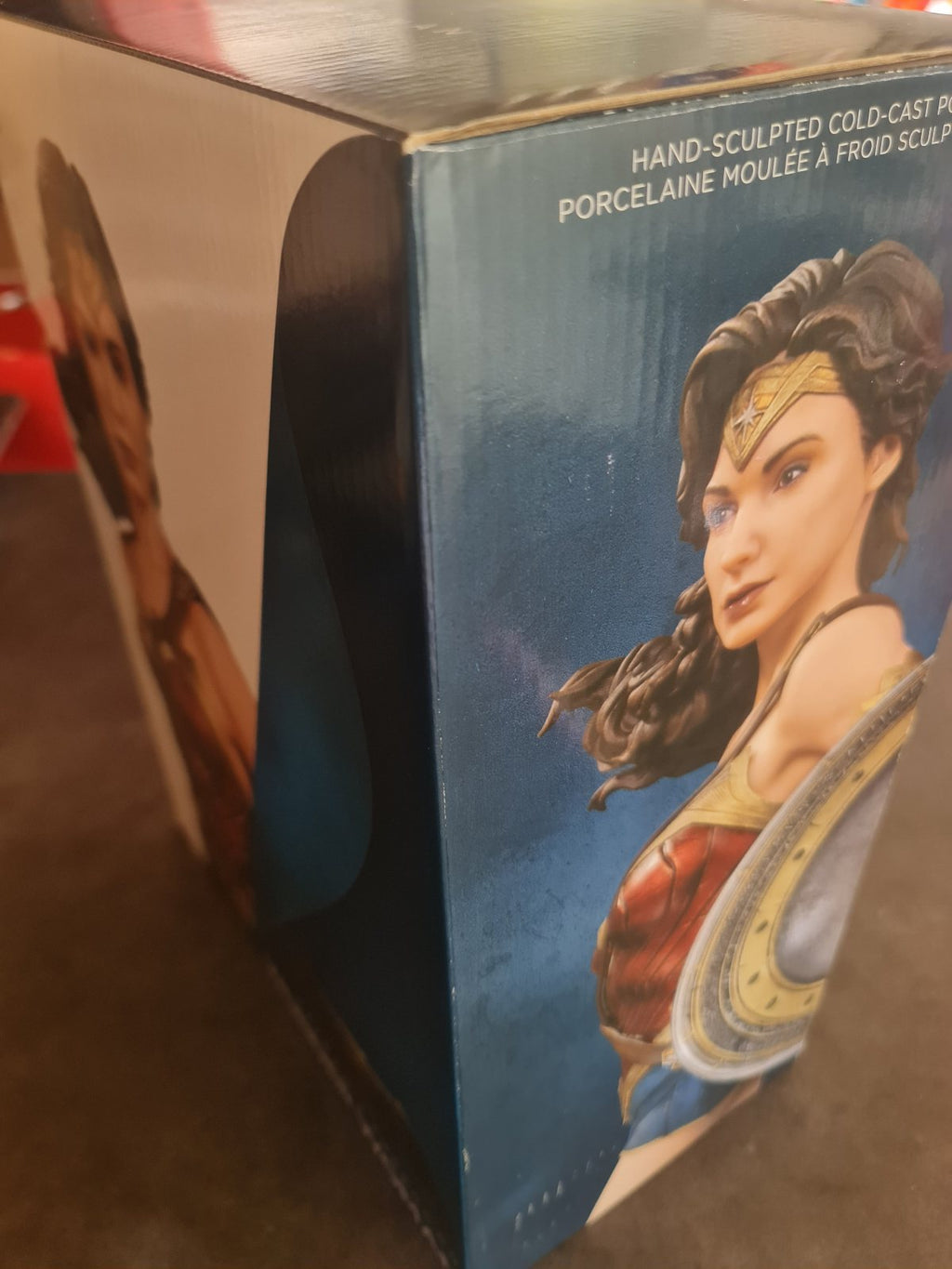 Wonder Woman statuette signée par Gal Gadot DC Collectibles 33cm