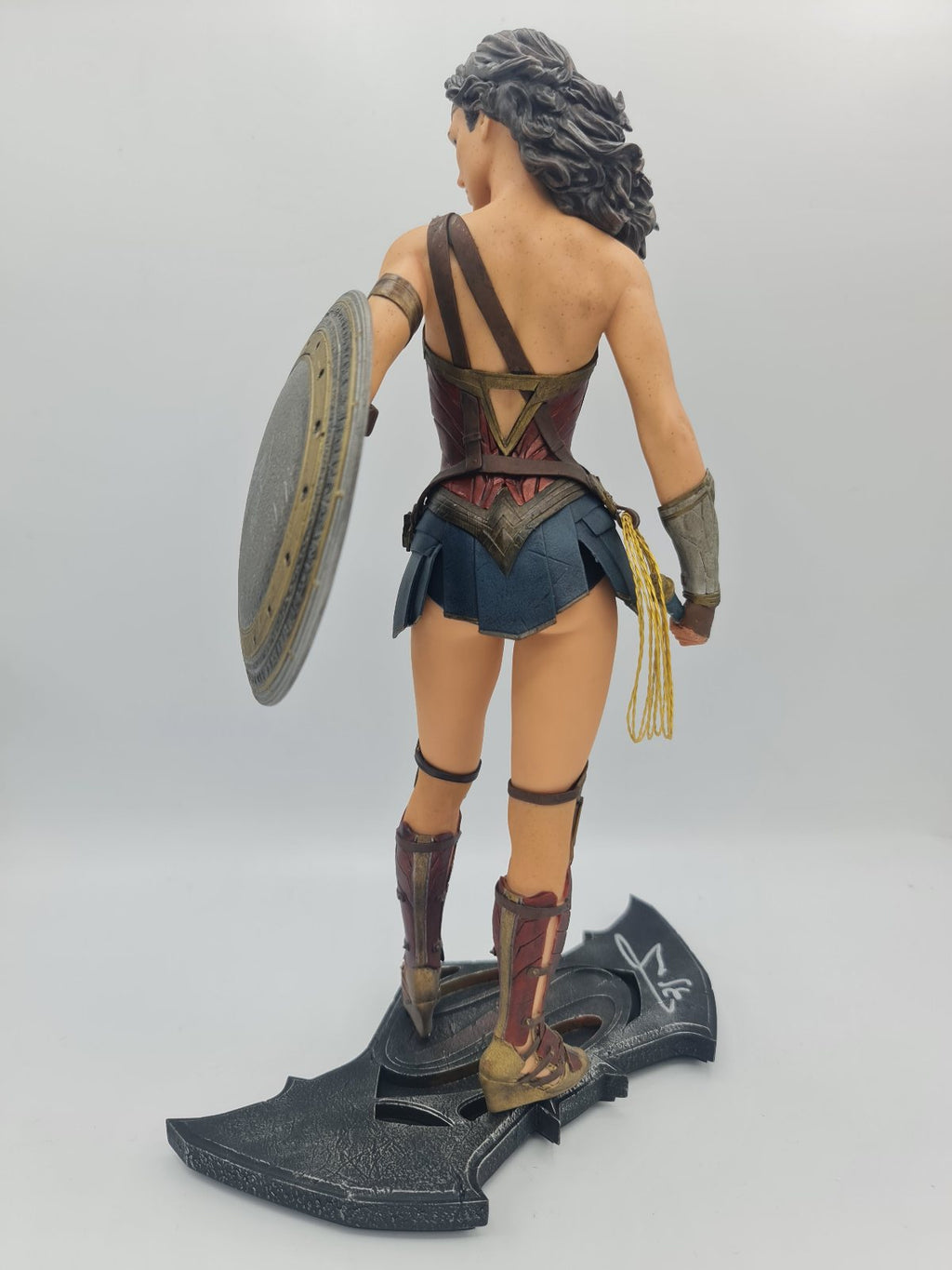 Wonder Woman statuette signée par Gal Gadot DC Collectibles 33cm