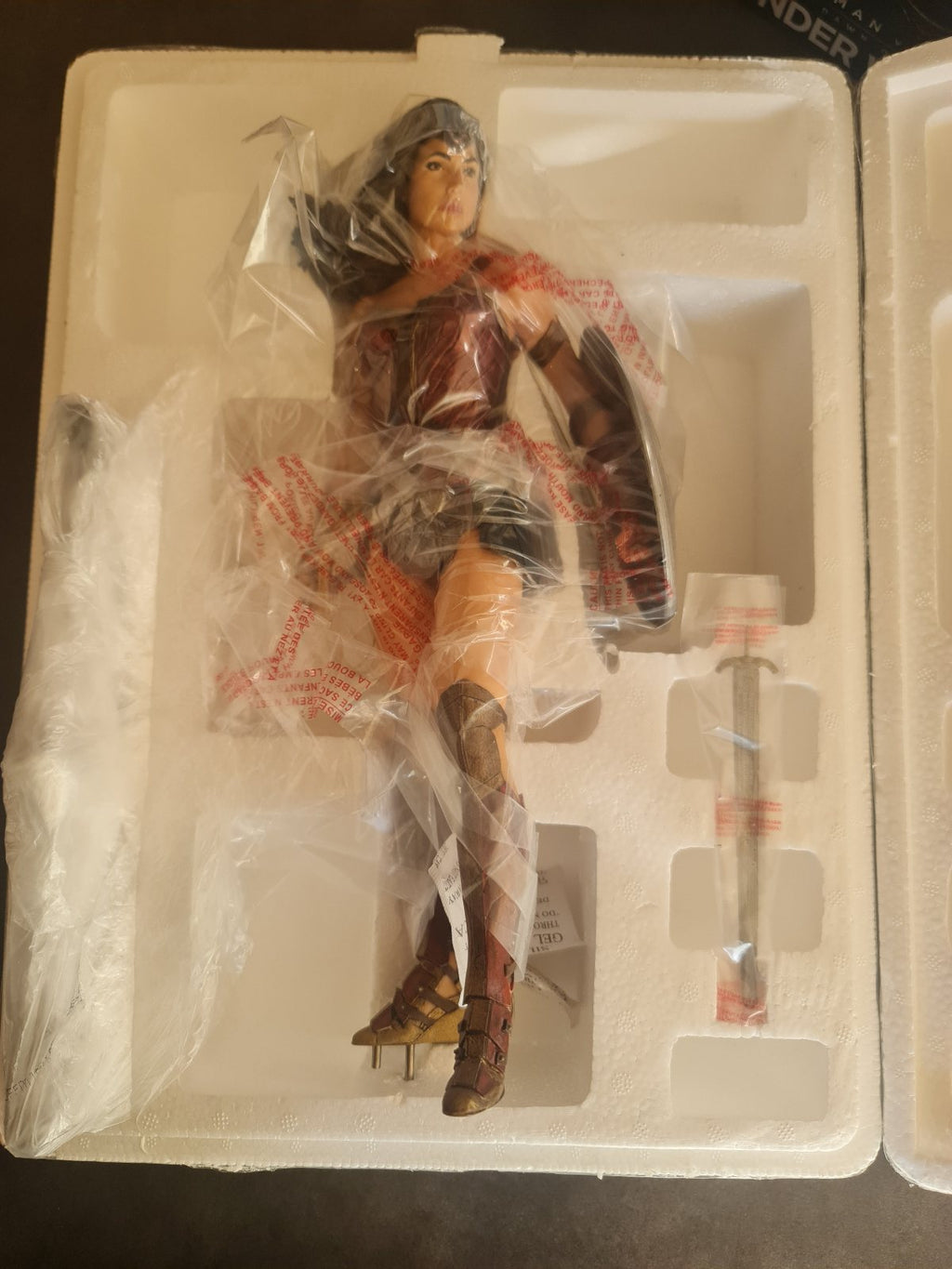 Wonder Woman statuette signée par Gal Gadot DC Collectibles 33cm