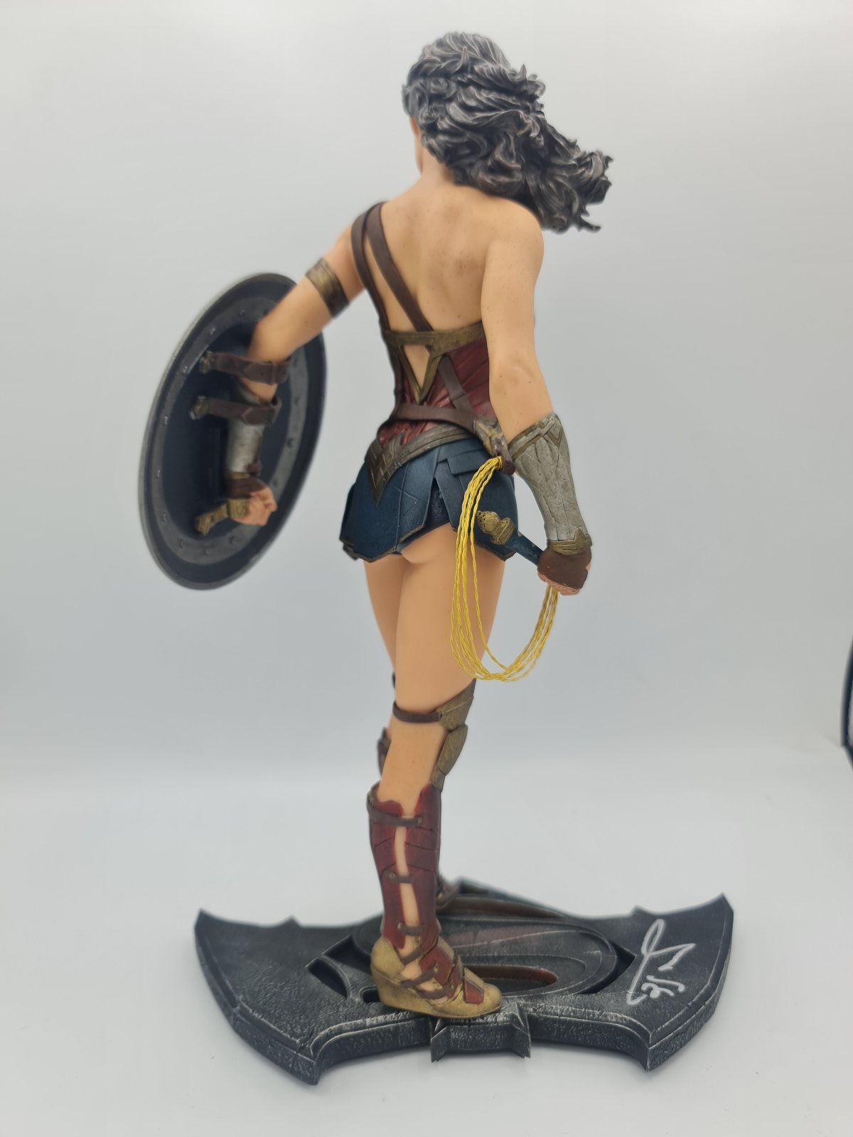 Wonder Woman statuette signée par Gal Gadot DC Collectibles 33cm
