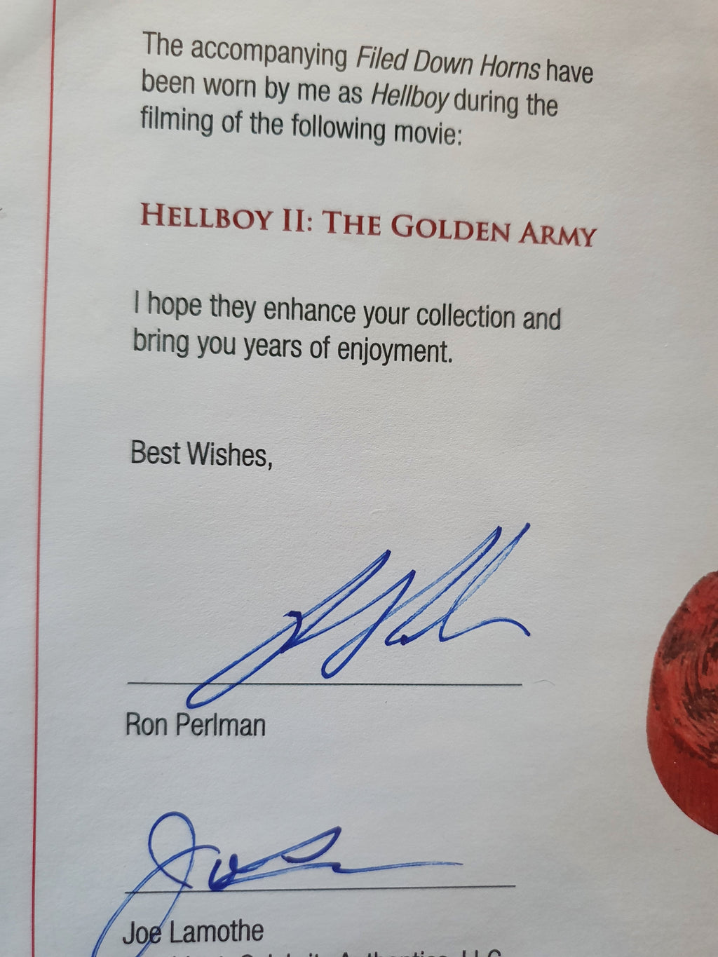 Hellboy II cornes vues à l'écran avec signature Ron Perlman